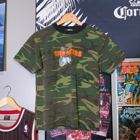 Vintage Camo Hooters "Shooters" SGT Blondie T-shirt - Picture 1 of 5